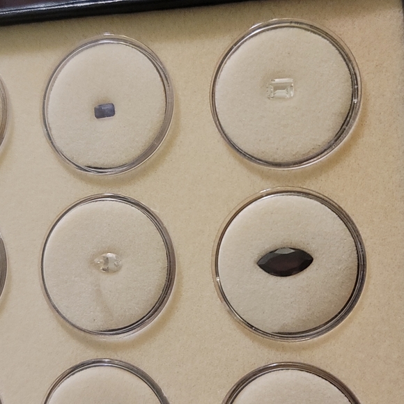 16 GEMSTONE LOT NATURAL EARTH MIND GEMS IN INDIVIDUAL JARS INSIDE CASE - Picture 5 of 6